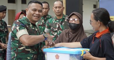 Kapusjarah TNI Serahkan Sembako kepada Masyarakat